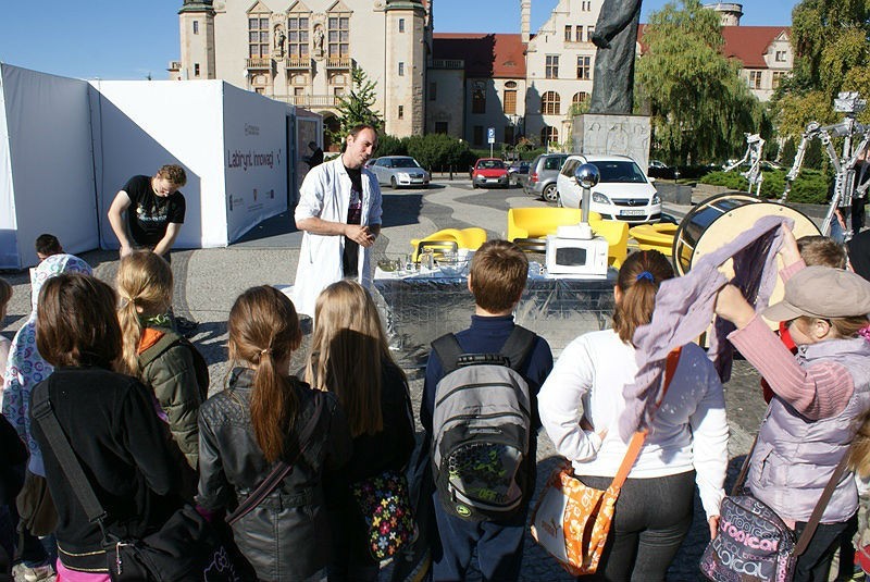 Poznań: Szalony naukowiec grasuje na placu Mickiewicza [ZDJĘCIA]