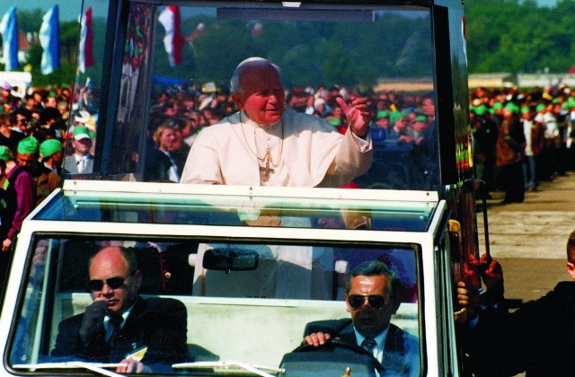 Papież na legnickim lotnisku