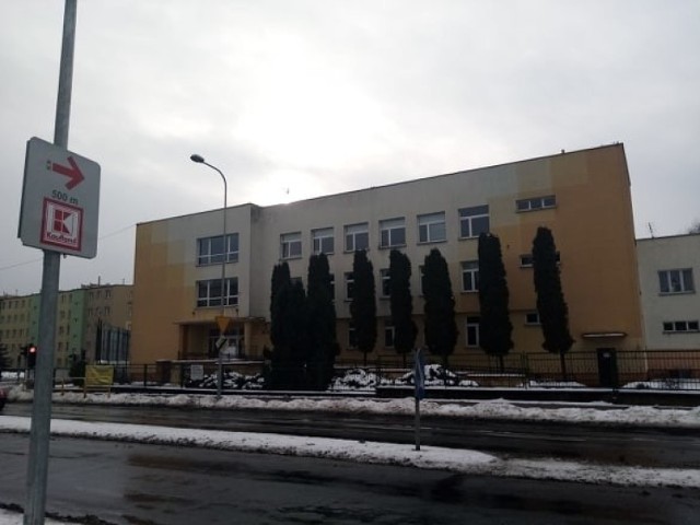 Szkoła Podstawowa nr 13 przy ul. Sikorskiego w Grudziądzu jest jedną z dwóch w mieście o statusie "specjalnej". W ocenie władz Grudziądza jej dalsze funkcjonowanie nie jest już zasadne. Jeśli zostanie zlikwidowana powstać tu ma Centrum Senioralne
