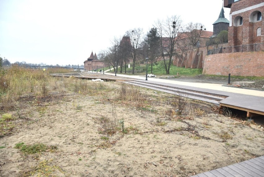 Malbork. Na bulwarze nad Nogatem cięcie kosztów? Internauci skrytykowali, że zamiast dębu jest kompozyt. Co z odcinkiem pod wiaduktem?