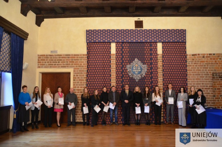 Stypendia burmistrza dla młodych i zdolnych mieszkańców gminy Uniejów. Nagrodzono 25 studentów oraz 27 uczniów szkół średnich ZDJĘCIA