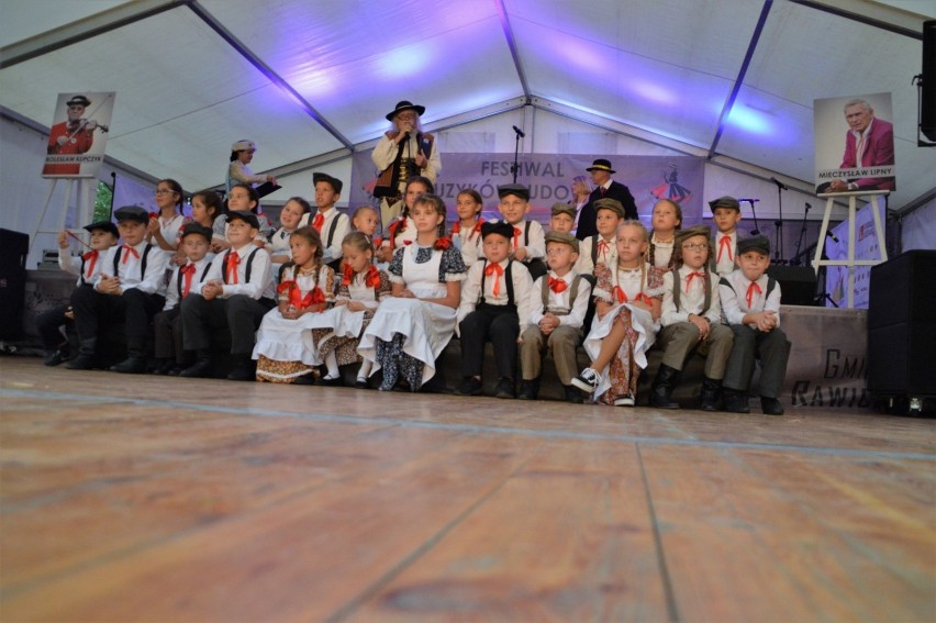 Jarmark Historyczny i Festiwal Muzyków Ludowych 2019 w Rawiczu. Tańce, śpiewy, muzyka - festiwalowe występy cz. I [FOTO]