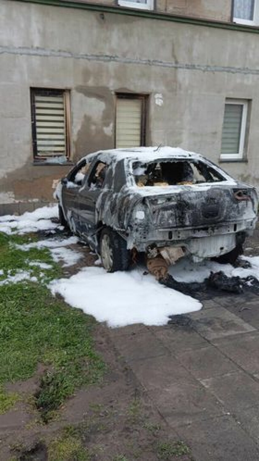 Na Witkowskiej w nocy palił się samochód stojący przed kamienicą!