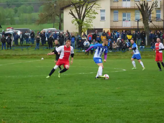 Gaudium Łężyny (biało-niebieskie stroje) zremisowało z Wisłoką Nowy Żmigród 1-1