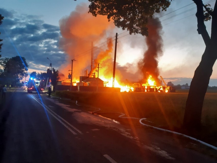 Ogromny pożar zakładu stolarskiego w Łubnej w gminie Czersk. Droga z Czerska do Odrów zamknięta | ZDJĘCIA