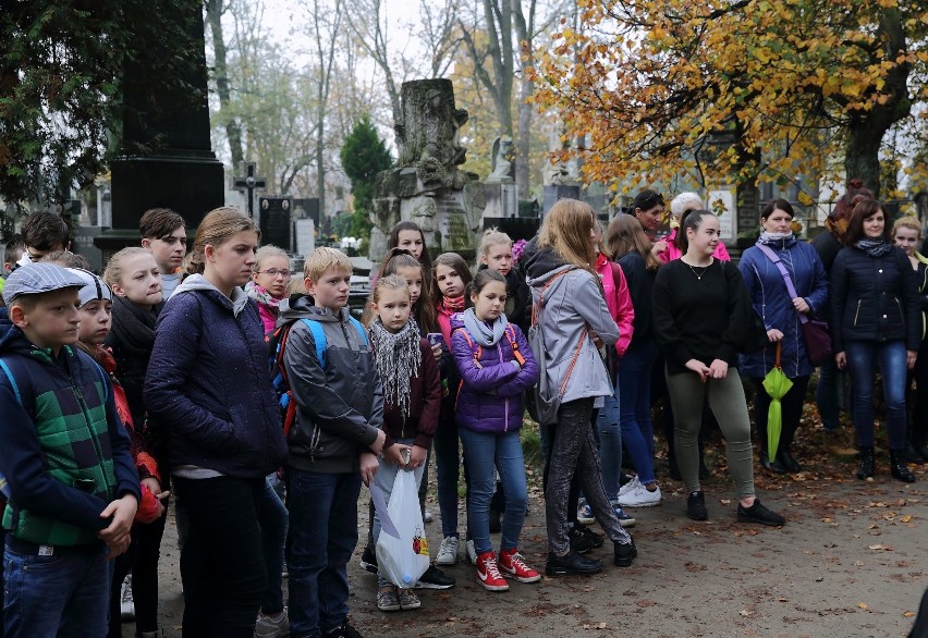 Sprzątanie grobów w Piotrkowie 2017