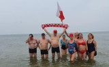 Święto Niepodległości w Jastarni (2020). Jak przystało na nadmorską i rybacką gminę, świętowanie rozpoczęli od kąpieli w Bałtyku | ZDJĘCIA