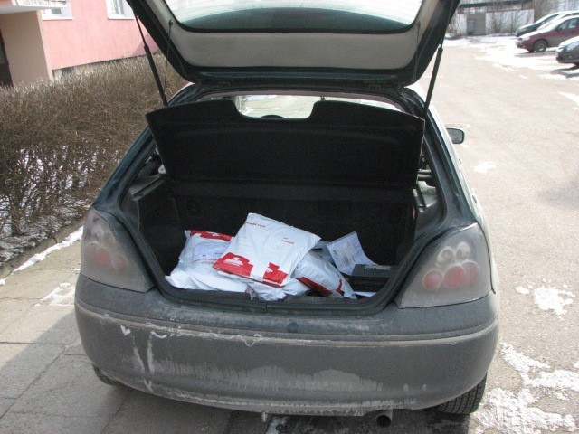 Podczas przeszukania samochodu, policjanci odnaleźli 6 kradzionych przesyłek o wartości 2 tys. zł.
