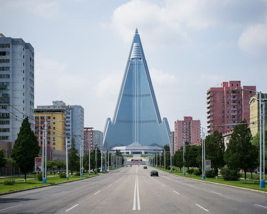 Hotel Ryugyong w stolicy Korei Północnej. Budowa ruszyła w...