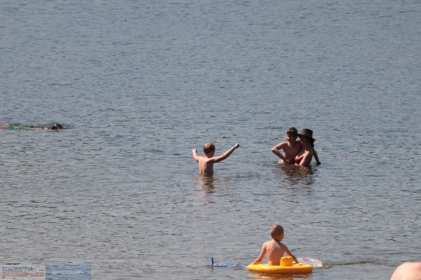 Coraz więcej osób nad jeziorem Wikaryjskim