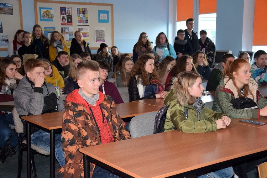 Powiatowe Prezentacje Edukacyjne: Szkoły z Chodzieży i Rataj zaprosiły do siebie uczniów (FOTO)