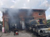 Pożar w warsztacie samochodowym w Kałku (gm. Sulejów). Spłonęły dwa samochody