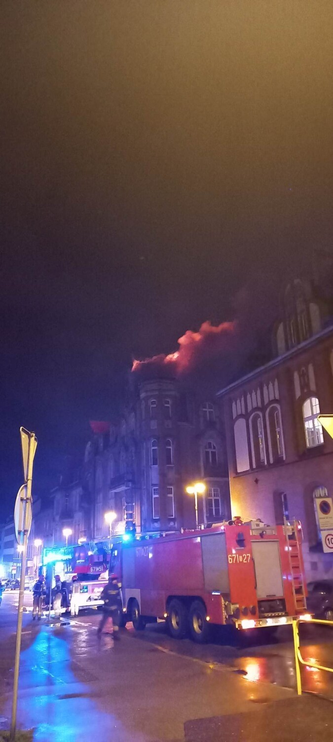 Duży pożar w centrum Zabrza. Płonął dach zabytkowej kamienicy pod Orłem przy ul. Dworcowej - zobacz ZDJĘCIA