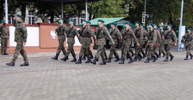 Dzień przysięgi wojskowej w Chełmnie, którą na wojskowy sztandar złożyło 37 żołnierzy służby przygotowawczej