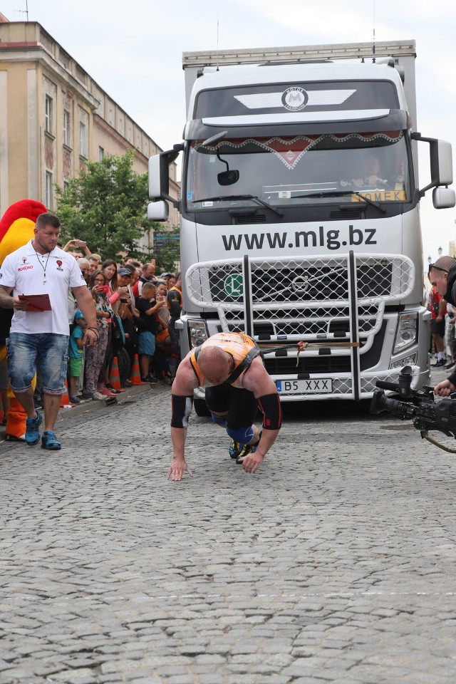 O zwycięstwo zmagała się europejska czołówka siłaczy. W tym i białostocki strongman - Marek Czajkowski. Rywalizacja trwała w sześciu bardzo widowiskowych konkurencjach, m.in. przeciąganie tira, pojawią się też konkurencje biegane, czyli tzw. spacer farmera. Zapraszamy do obejrzenia fotorelacji. Wyniki oraz więcej informacji już wkrótce.