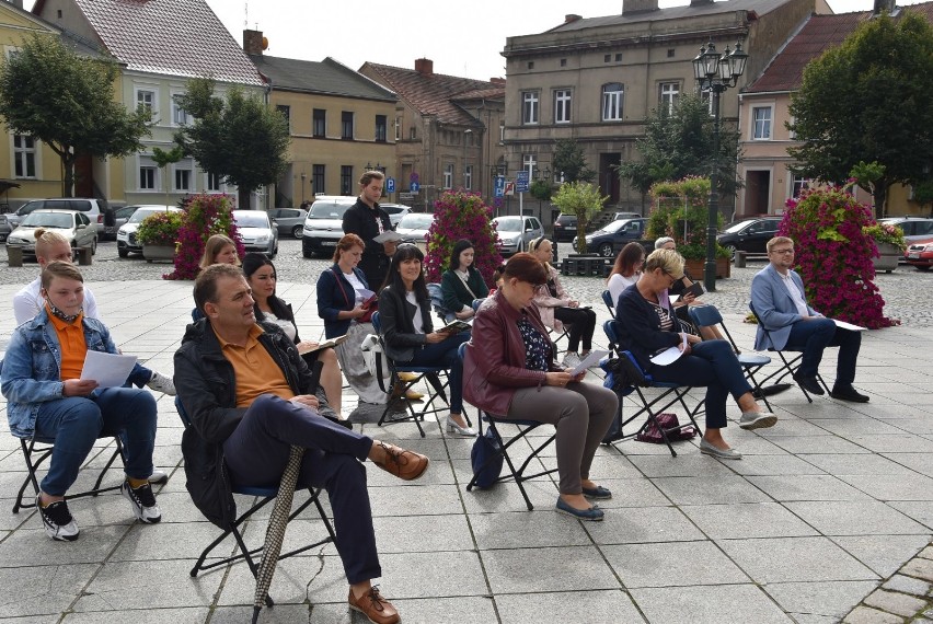 Grodzisk Wielkopolski: Narodowe Czytanie na grodziskim Starym Rynku 