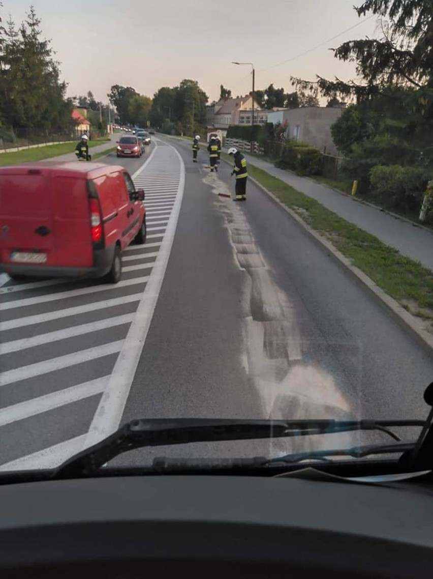 Malbork-Sztum. Kilkukilometrowa plama oleju na drodze krajowej 55. Były spore utrudnienia