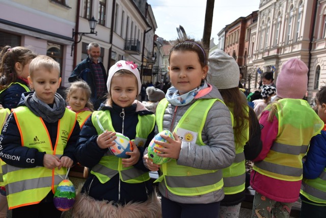 Przedszkolaki, uczniowie i seniorzy chętnie wzięli udział w dekorowaniu drzewek w Tarnowie pisankami