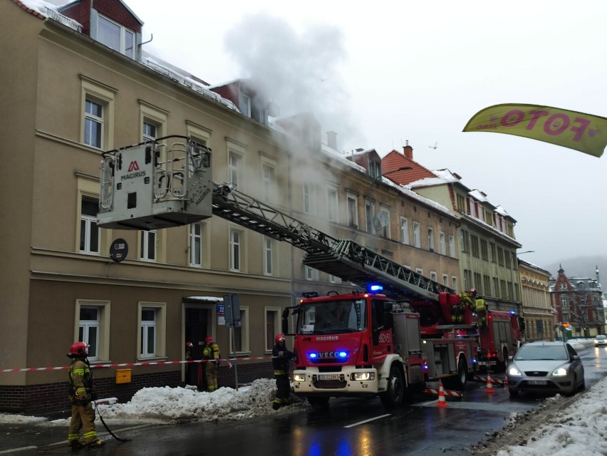 Groźny pożar w kamienicy w centrum Wałbrzycha. Trwa akcja gaśnicza i utrudnienia. Zobaczcie zdjęcia