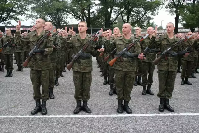 Jedne a ostatnich przysiąg wojskowych w Żaganiu i Świętoszowie. Czy ktoś rozpoznaje się na zdjęciach?