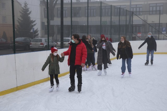 W sobotnie przedpołudnie sporo osób pojawiło się na buskim lodowisku. Byli łyżwiarscy wyjadacze, ale również tacy, którzy w tym sporcie stawiali swoje pierwsze kroki.



Na kolejnych slajdach zobaczycie, co działo się w sobotę na lodowisku w Busku>>>