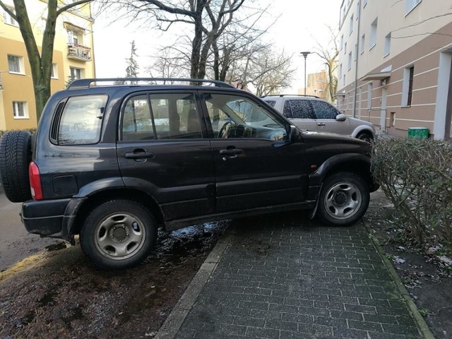 Rano zadzwonił do nas sfrustrowany Czytelnik, kt&oacute;ry wychodząc z klatki zauważył zaparkowane Suzuki. Oczywiście nie byłoby w tym nic dziwnego, gdyby nie fakt, że pojazd całkowicie zablokował chodnik, tuż przy wyjściu z budynku. &quot;Przejść nijak się nie da. Tak się po prostu nie robi&quot; - opowiadał.

Trudno się nie zgodzić. 

Czekamy na kolejne zdjęcia autodrani. Wraz z kr&oacute;tkim opisem miejsca, w kt&oacute;rym zostały wykonane, można je przesyłać na adres: glonline@gazetalubuska.pl. Wszystkie fotografie opublikujemy na stronie www.gazetalubuska.pl/autodranie. Wybrane znajdą się też w papierowym wydaniu &quot;Gazety Lubuskiej&quot;.

Zobacz r&oacute;wnież: Precyzyjne parkowanie, akrobacje, a nawet... gra w koszyk&oacute;wkę
&lt;script class=&quot;XlinkEmbedScript&quot; data-width=&quot;700&quot; data-height=&quot;390&quot; data-url=&quot;//get.x-link.pl/1e212ee0-feda-6237-2193-555a89306076,e254a83c-4e84-4d63-b817-b96ad4440dbc,embed.html&quot; type=&quot;application/javascript&quot; src=&quot;//prodxnews1blob.blob.core.windows.net/cdn/js/xlink-i.js?v1&quot;&gt;&lt;/script&gt;
Źr&oacute;dło:Xinhua