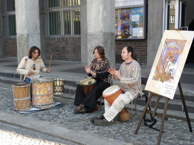 Trio grą na bębnach witało uczestnik&oacute;w wystawy. Fot. Piotr A. Jeleń