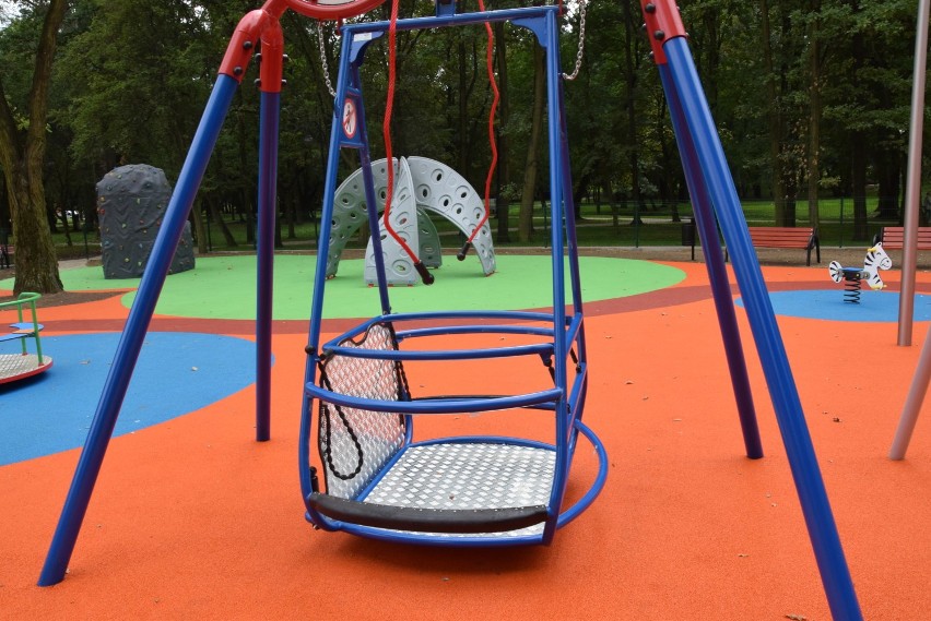 Nowy plac zabaw przy ul. Kościuszki. Jest huśtawka dla niepełnosprawnych dzieci ZDJĘCIA