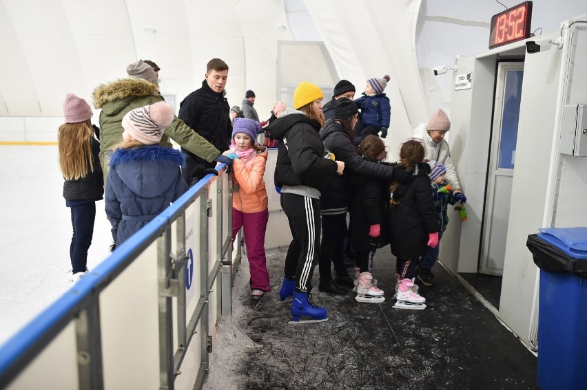 Leszno. Ostatnie dni lodowiska. Sezon kończy się 8 marca