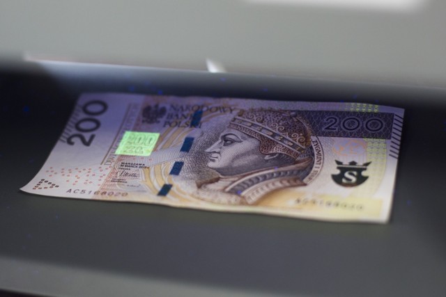 Osoby, które zarabiają najniższą krajową, aktualnie 2600 złotych brutto będą zarabiać o 200 złotych brutto więcej.