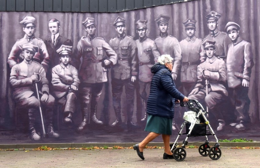 Mural z powstańcami wielkopolskimi w Babimoście autorstwa...