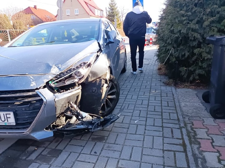 Zderzenie samochodów koło szpitala na Piaskowej Górze w...