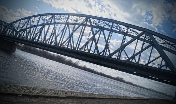 Samobójca na moście w Toruniu. Trwa akcja ratownicza