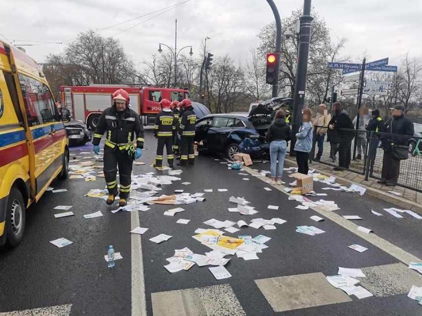 Zderzenie dwóch aut w Toruniu przy ulicy Warszawskiej. Zablokowane torowisko!