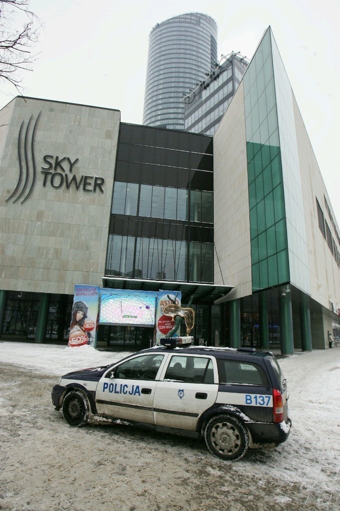 Wrocław: Fałszywy alarm o bombie w Sky Tower (ZDJĘCIA)