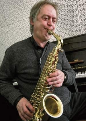 Jerzy Główczewski jest mistrzem gry na saksofonie.