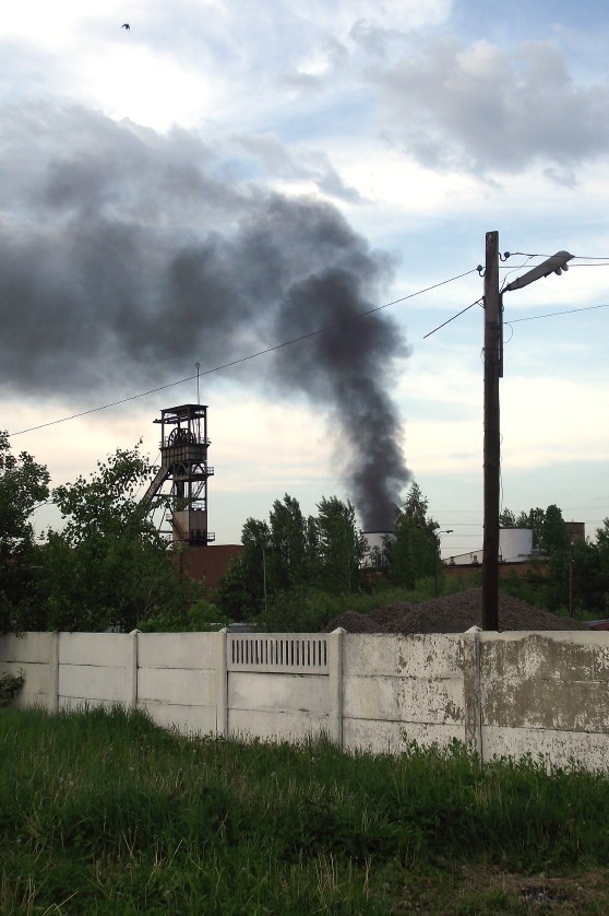W wyniku podziemnego pożaru kłęby czarnego domu walą z szybu w Jawiszowicach