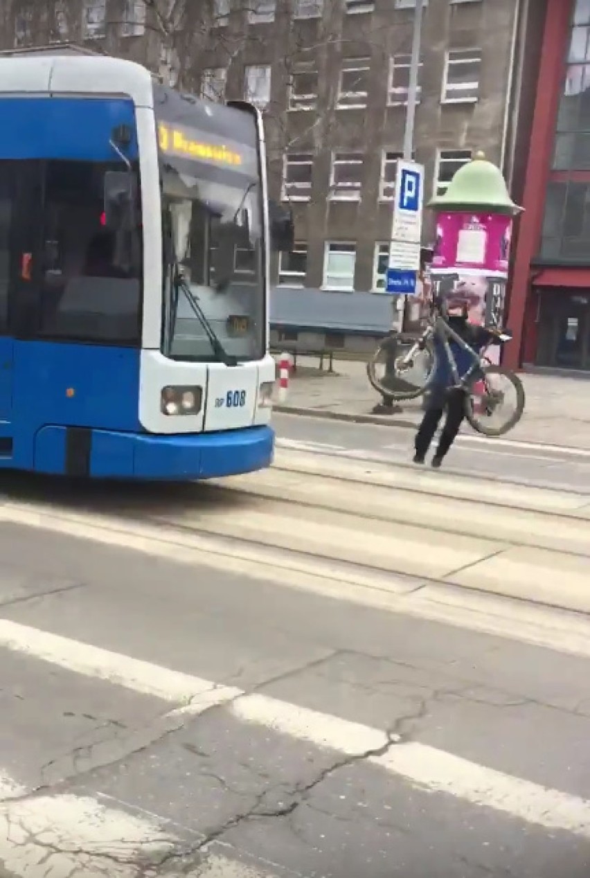 Kraków. Rowerzysta zaatakował tramwaj [WIDEO]