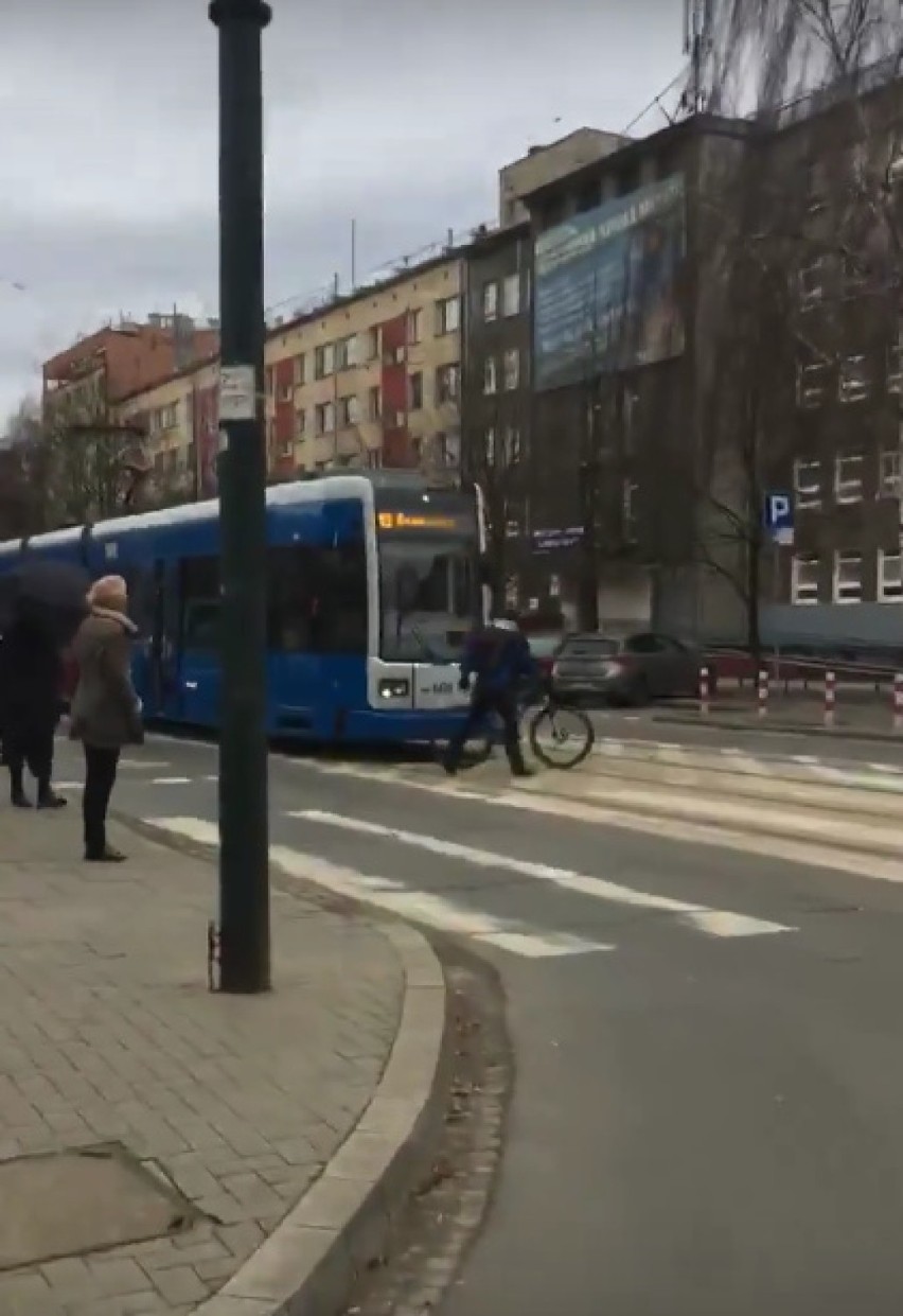 Kraków. Rowerzysta zaatakował tramwaj [WIDEO]