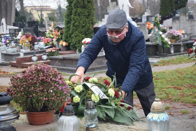 Kwiaty na grobie mistrza Antoinea. W 45 rocznicę pierwszego konkursu