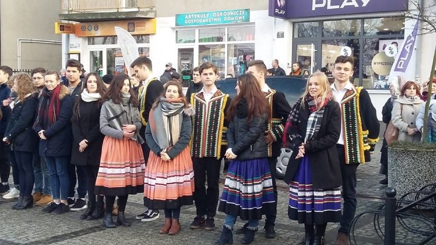 Kraśnik: Maturzyści "Górki" zatańczyli poloneza na Rynku Starego Miasta (ZDJĘCIA)