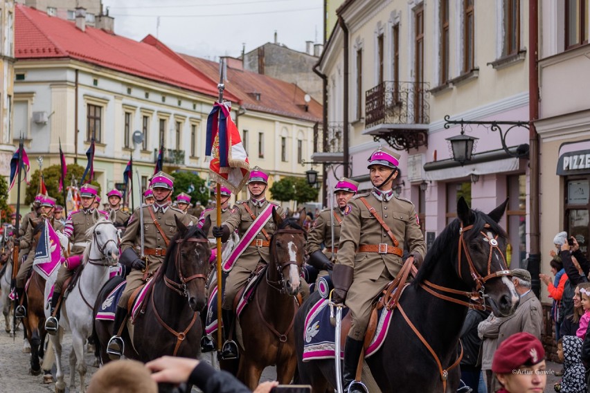 Wojskowa kawaleria defilowała na ulicach Tarnowa tak, jak 100 lat temu. Tak obchodzono jubileusz 5 Pułku Strzelców Konnych [ZDJĘCIA] 