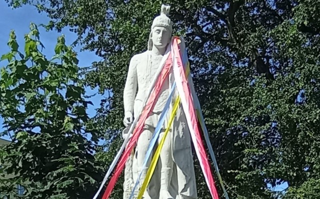 Tak prezentowała się figurka po zeskrobaniu z niej farby i ugruntowaniu jej. Na kolejnych slajdach zobacz dotychczasowe postępy w renowacji.