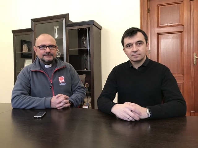 ks. Stanisław Podfigórny, dyrektor Caritasu Diecezji Zielonogórsko-Gorzowskiej i Rafael Rokaszewicz, prezydent Głogowa