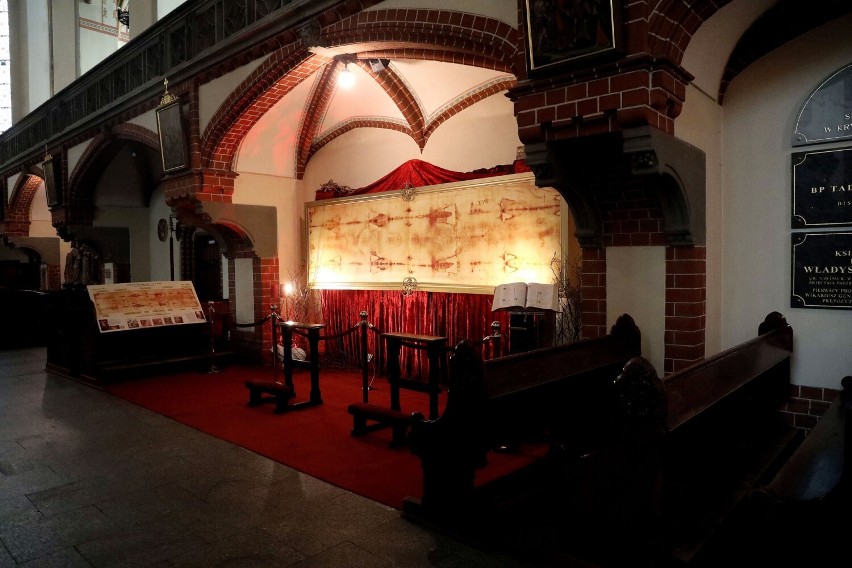 Kopia Całunu Turyńskiego jest do obejrzenia w legnickiej Katedrze, zobaczcie zdjęcia