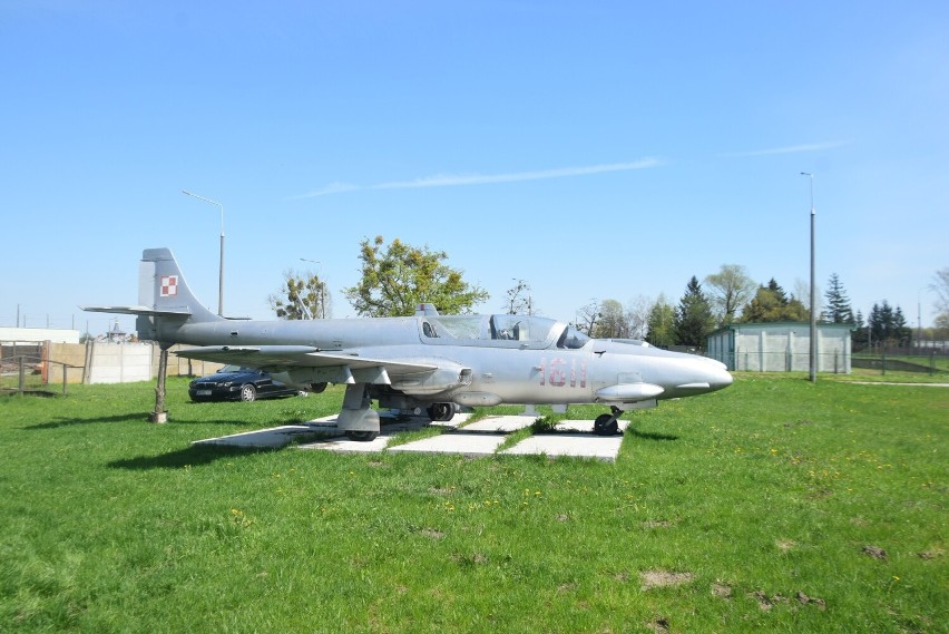 Częściowy demontaż samolotów TS-11 Iskra w Radomiu, które będą częścią wielkiego pomnika-instalacji. Zobacz zdjęciach, jak to wygląda