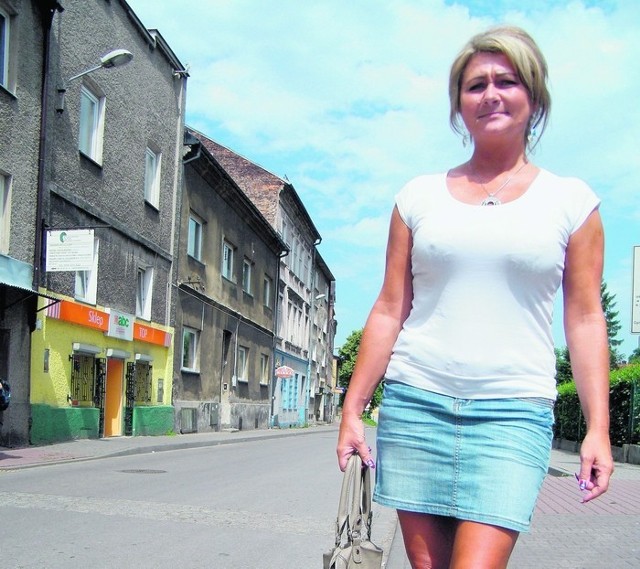 Beata Chorąży jest oburzona. Jej zdaniem za 400 tys. zł można byłoby wyremontować chodniki w mieście