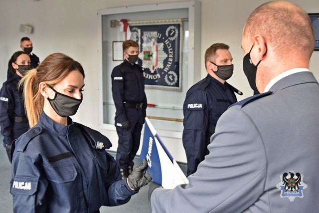 Nowi policjanci w Wałbrzychu odebrali akty ślubowania z rąk komendanta policji kom. Krzysztofa Lewandowskiego