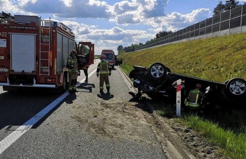 Zdarzenia zakończyło się kolizją. Kierowca mercedesa został...