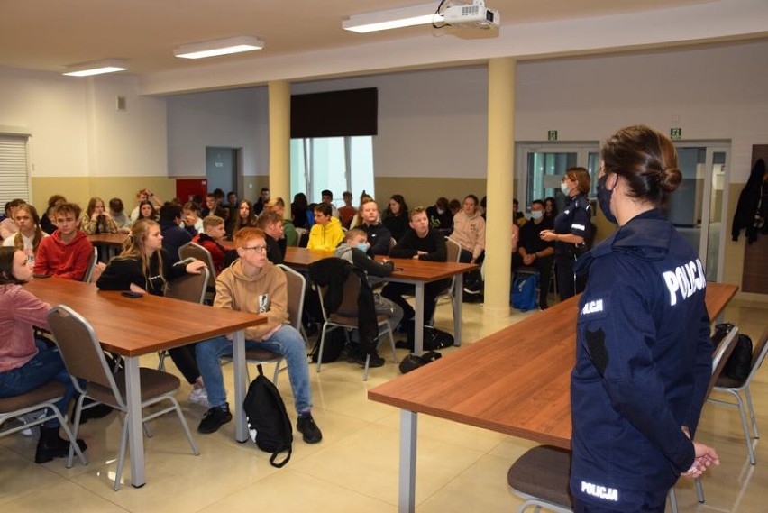Policjantka rozmawiała z uczniami w Kłaninie o odpowiedzialności karnej nieletnich - październik 2021